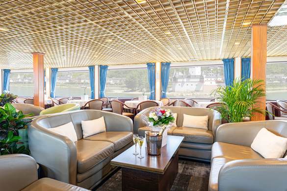 CroisiEurope MS Monet Lounge Bar With Dancefloor 7 ©Corinne Cotard.jpg